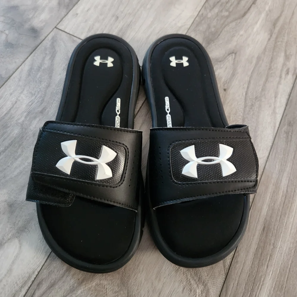Under Armour M Ignite V Slides size 6Y